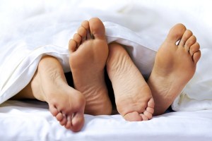 couple-bed-feet