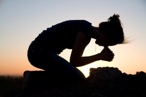 woman_kneeling_prayer